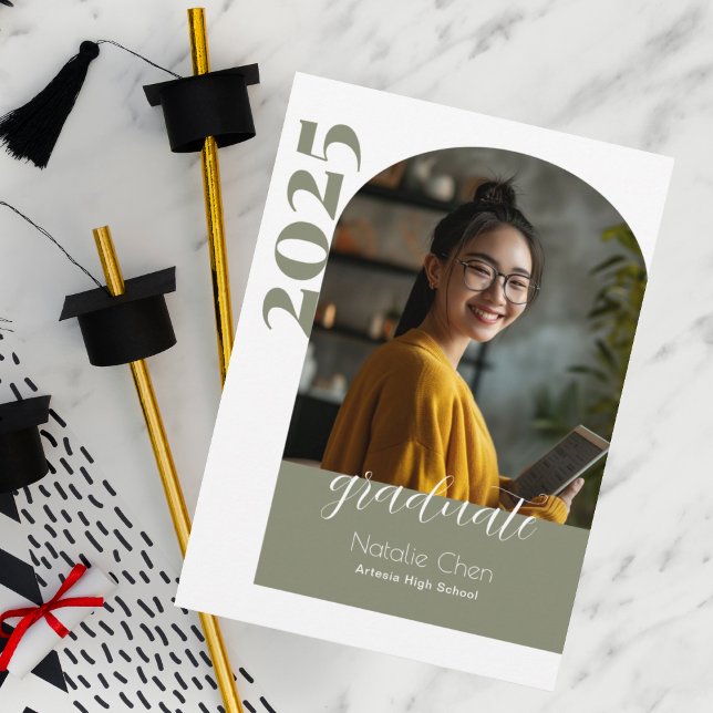 Invitation Fête de graduation Photo Arc Vert Sage Moderne (Créateur téléchargé)