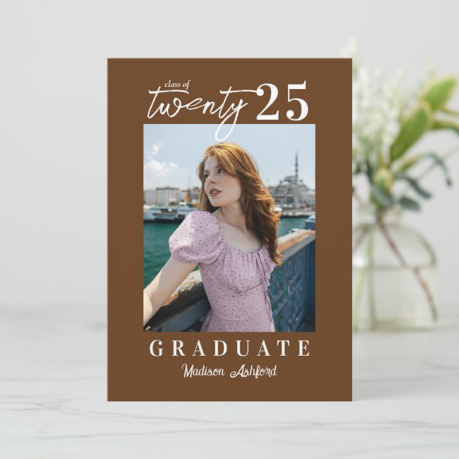 Invitation Fête de graduation photo Brown de script moderne (Debout devant)