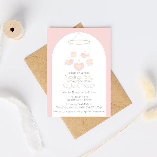 Invitation Fête de l'installation du nid mobile pour bébé (Pink and yellow baby mobile Nesting Party Invitation for a girl baby shower)