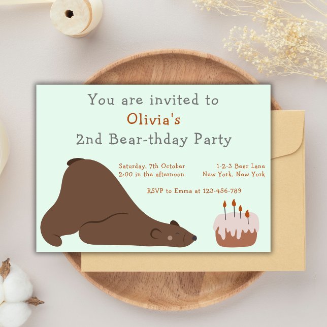 Invitation Fête de l'ours de bébé (Bearthday Party Invitation with sleepy bear and a birthday cake. pastel color.)