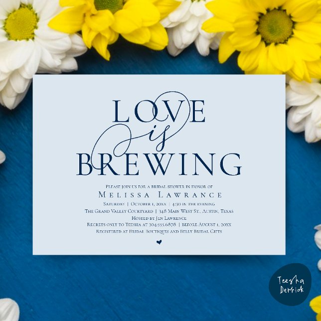 Invitation Fête de mariage élégante avec écriture « L'Amour e (Love Is Brewing Elegant Script Bridal Shower Invitation Card Beer Wine Bar in Misty Navy Blue)