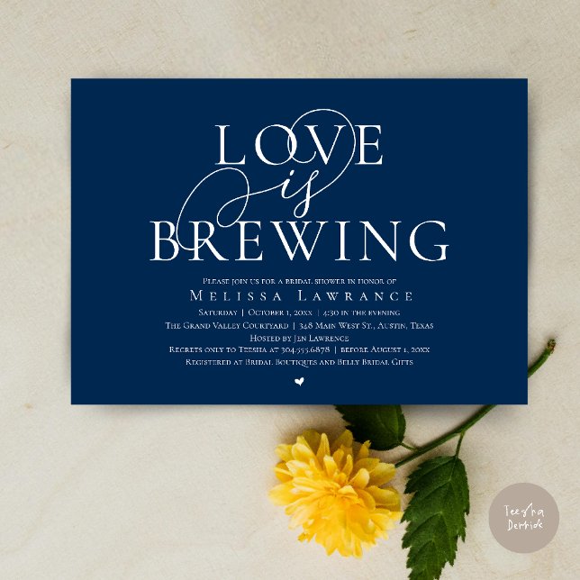 Invitation Fête de mariage élégante avec écriture « L'Amour e (Love Is Brewing Elegant Script Bridal Shower Invitation Card Beer Wine Bar in Navy Blue)