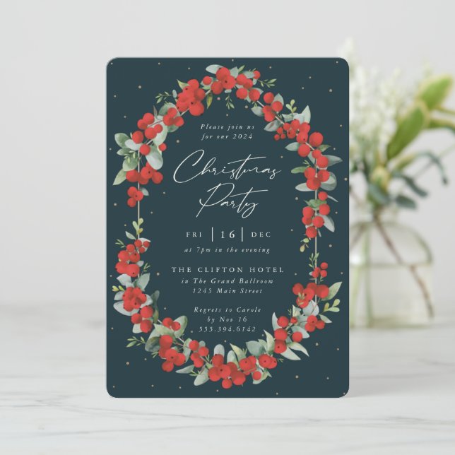 Invitation Fête de Noël Elegant Red Berry + Eucalyptus (Debout devant)