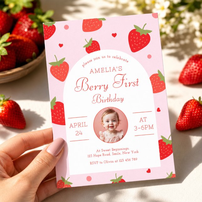Invitation Fête de premier anniversaire de fraise douce Photo (Créateur téléchargé)