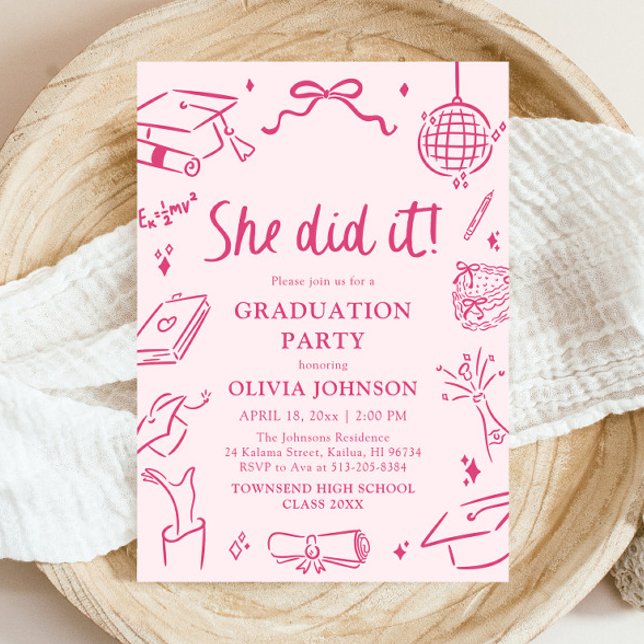 Invitation Fête de remise de diplôme rose moderne dessinée à  (Modern Hand Drawn She did it Pink Graduation Party Invitation)