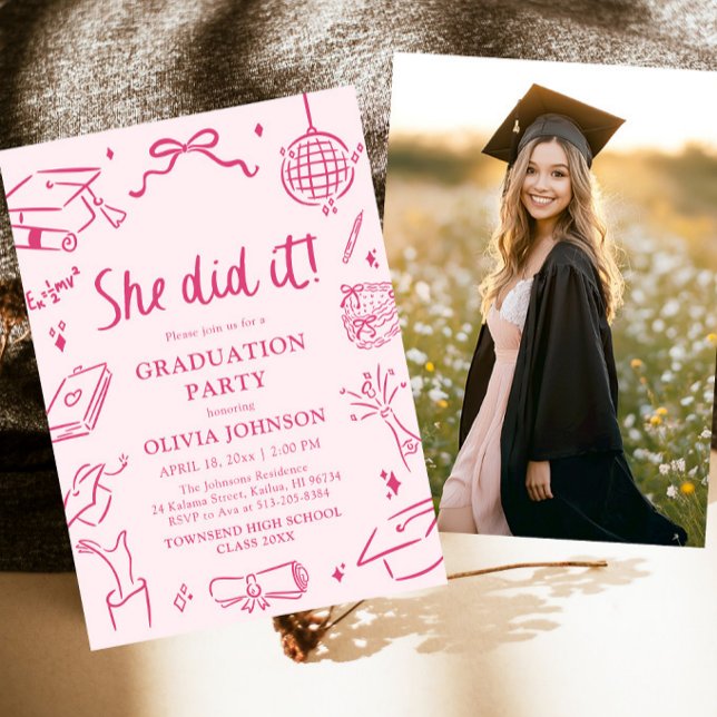 Invitation Fête de remise de diplôme rose, réalisée par elle, (Modern Hand Drawn She did it Pink Graduation Party Invitation)