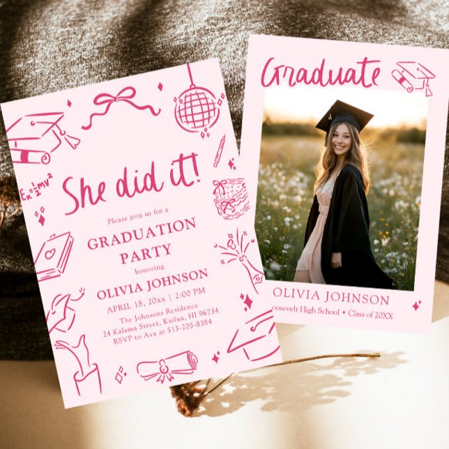 Invitation Fête de remise de diplôme rose, réalisée par une m (Modern Hand Drawn She did it Pink Graduation Party Invitation)