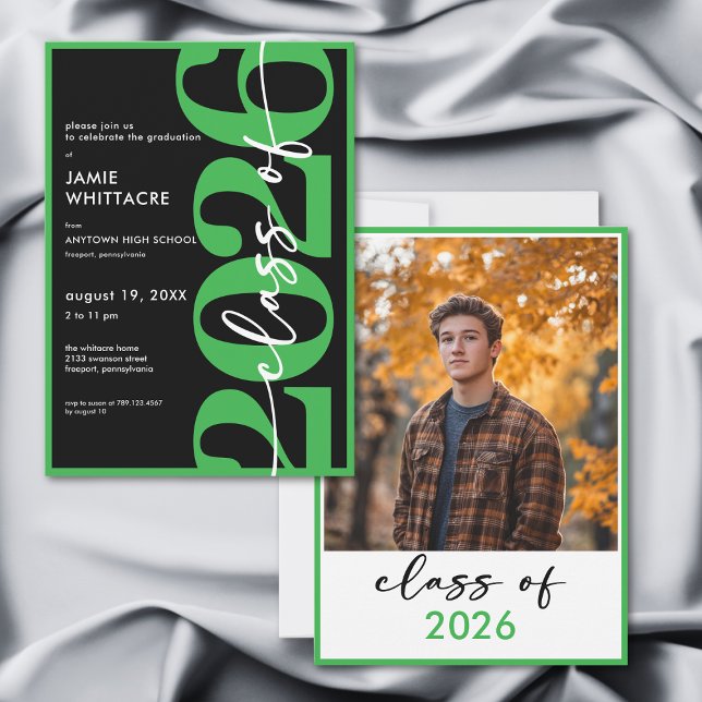 Invitation Fête de remise de diplômes à la typographie verte  (Modern Minimal Green Typography Graduation Party Invitation)