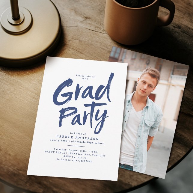 Invitation Fête de remise de diplômes avec écriture au pincea (Blue Simple Modern Brush Script Graduation Party Invitation)