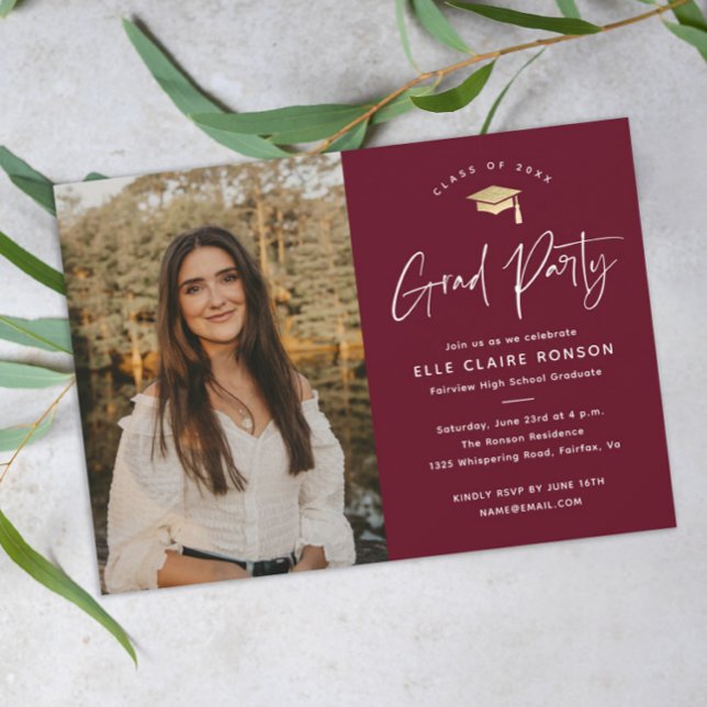 Invitation Fête de remise de diplômes photo simple écriture m (Modern script maroon and gold photo graduation party invitation.)