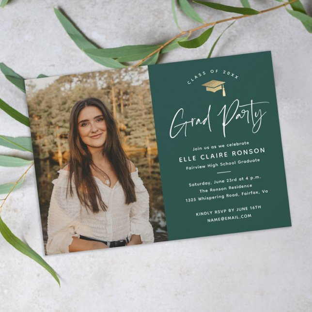Invitation Fête de remise de diplômes Simple Script Green Pho (Modern script green and gold photo graduation party invitation.)