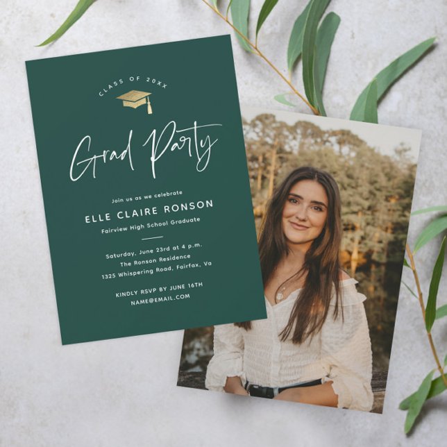 Invitation Fête de remise de diplômes Simple Script Photo Ver (Modern script green and gold photo graduation party invitation.)