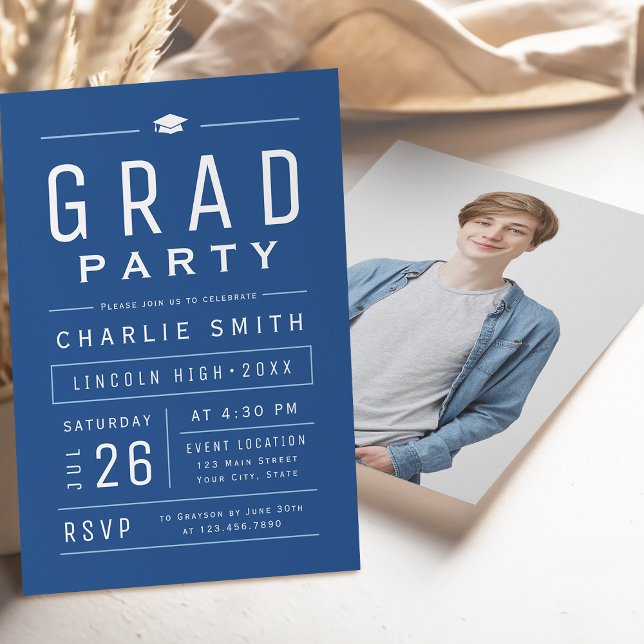 Invitation Fête de remise des diplômes avec une typographie s (Blue Modern Simple Typography Graduation Party Invitation)