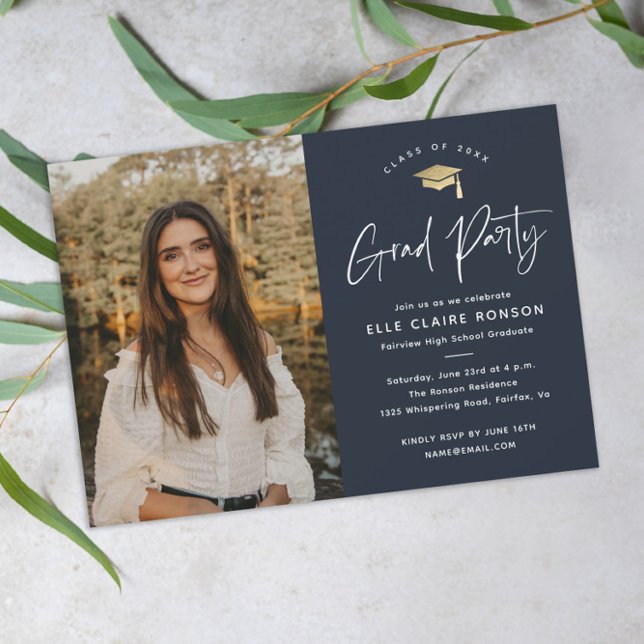 Invitation Fête de remise des diplômes photo simple script bl (Modern script navy blue and gold photo graduation party invitation.)