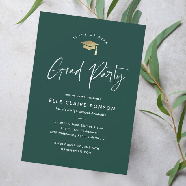 Invitation Fête de remise des diplômes Simple Script Vert (Modern script green and gold graduation party invitation.)