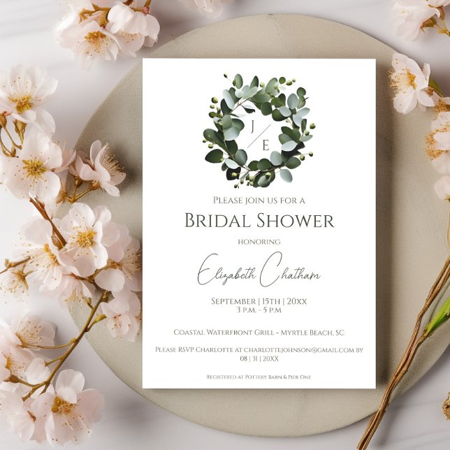 Invitation Fête des mariées de couronne Monogram Eucalyptus m (White Modern Monogram Eucalyptus Wreath Bridal Shower Invitation)