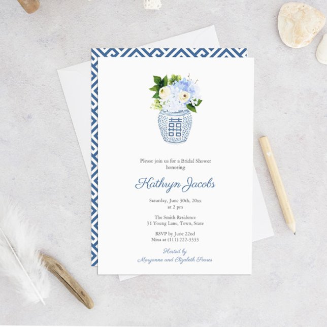 Invitation Fête des mariées intemporelle de pot de gingembre  (Chinoiserie Chic Navy And White Watercolor Bridal Shower Invitation With Greek Key Print Backer)
