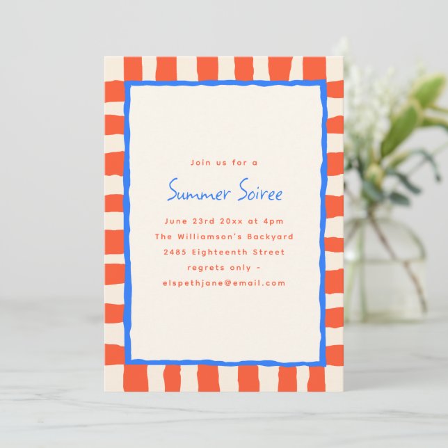 Invitation Fête d'été avec rayure de corail rouge et bordure  (Debout devant)
