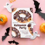 Invitation Fête d'Halloween moderne avec araignée éffrayante<br><div class="desc">Pâtes éffrayantes d'araignée moderne Halloween avec pâte à beignets au chocolat noir marron mignonne avec toiles d'araignée,  crânes de sucre,  citrouilles,  chauves-souris et une petite araignée mignonne.</div>
