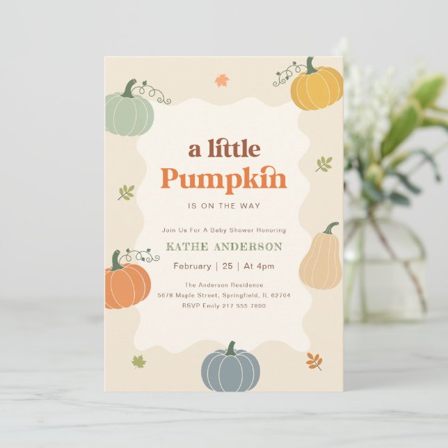 Invitation Fête Moderne de Bébé Citrouille Automne (Debout devant)