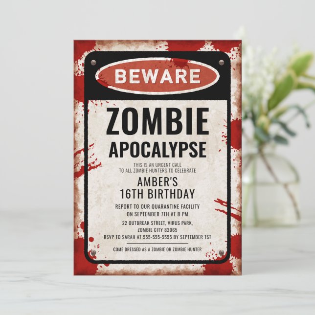 Invitation Fête zombie avec panneau AVERTISSEMENT et taches d (Debout devant)
