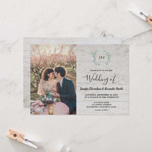 Invitation Feuilles rustiques sur photo de monogramme en bois (Devant/Arrière en situation)