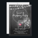 Invitation Feux à cordes rustiques Mason Jars Sweet 16 Annive<br><div class="desc">Lumières à cordes blanches rousses sur un arrière - plan de tableau noir foncé avec jarres en mason décoratif et un coeur rose doux avec l'âge et lucioles. Un style magique qui conviendra à une soirée estivale,  à l'extérieur ou à la campagne.</div>