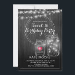 Invitation Feux à cordes rustiques Mason Jars Sweet 16 Annive<br><div class="desc">Lumières à cordes blanches rousses sur un arrière - plan de tableau noir foncé avec jarres en mason décoratif et un coeur rose doux avec l'âge et lucioles. Un style magique qui conviendra à une soirée estivale,  à l'extérieur ou à la campagne.</div>