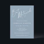 Invitation Fille de Bat Mitzvah Moderne Écriture Blanche Bleu<br><div class="desc">Cette invitation à la bat mitzvah présente "Bat Mitzvah" dans une grande écriture blanche fluide sur le dessus d'un fond bleu poussiéreux, avec le nom de l'honoraire en majuscules blanches grasses et tous les détails de la cérémonie et de la réception en typographie italique claire ci-dessous. Il y a également...</div>