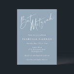 Invitation Fille de Bat Mitzvah Moderne Écriture Blanche Bleu<br><div class="desc">Cette invitation à la bat mitzvah présente "Bat Mitzvah" dans une grande écriture blanche fluide sur le dessus d'un fond bleu poussiéreux, avec le nom de l'honoraire en majuscules blanches grasses et tous les détails de la cérémonie et de la réception en typographie italique claire ci-dessous. Il y a également...</div>