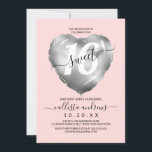 Invitation Fille rose Argent Foil Coeur Balloon Sweet 16<br><div class="desc">Cette invitation à fêter un sweet sixteen féminin, moderne et mignon est parfaite pour la jeune fille branchée et élégante. Il présente un ballon de coeur en feuille d'argent imitation avec un grand "16" au-dessus d'un simple arrière - plan rose-roux. C'est un design élégant, cool, joli et chic et amusant...</div>