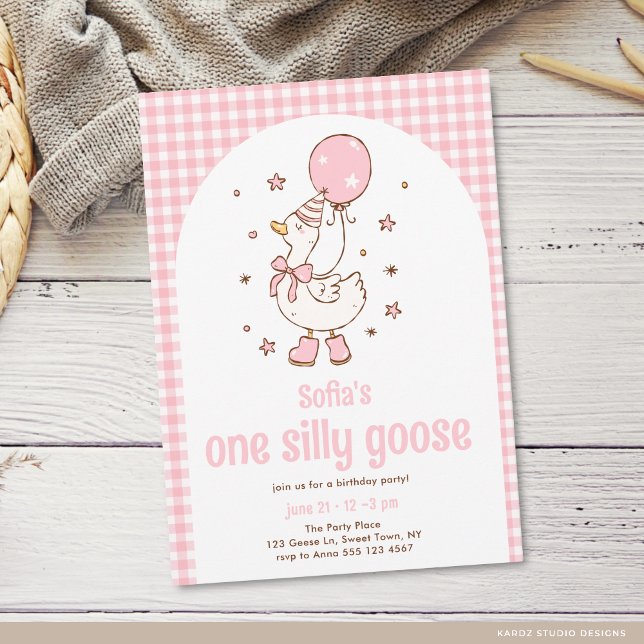 Invitation Filles à Gingham Rose Un Canard Un peu Fou 1er Ann (The front of the invitation is shown in a 5x7-inch size. Choose size, paper, and corner style.)