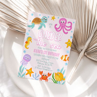 Filles Roses Mignonnes À L'Endroit De La Mer 1Er A