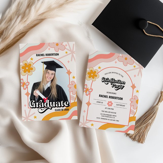 Invitation Fleur Hippie Rétro Groovy Photo Diplôme (Retro groovy floral graduation invitation)