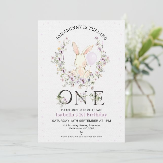 Invitation Fleur sauvage pourpre Un Lapin 1er Anniversaire (Debout devant)