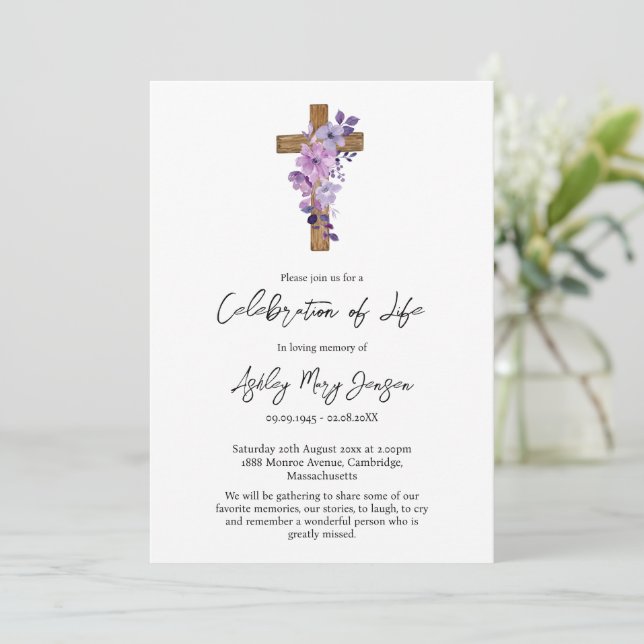 Invitation Fleur violette croix Célébration de la vie Funérai (Debout devant)