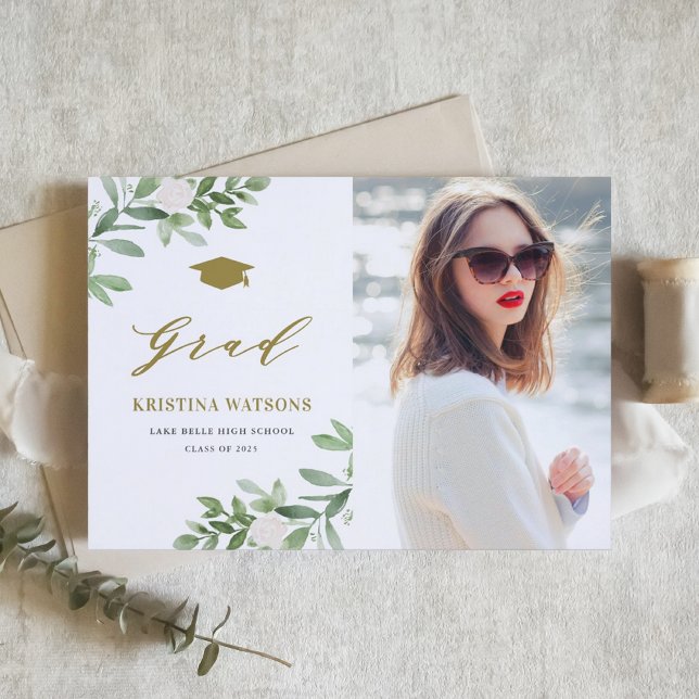 Invitation Fleurs blanches de verdure à l'aquarelle pour la r (Personalized photo graduation invitation featuring watercolor greenery and white flowers.)