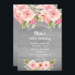 Invitation Fleurs broussailleuses en bois gris d'anniversaire<br><div class="desc">Une carte d'invitation rustique pour une fête de 30e anniversaire. Avec du rose contemporain,  pêche et corail coloré fleurs de dahlia colorées comme décoration. Un mur en bois gris rustique en arrière - plan. Le nom est écrit avec un script de style à la main blanc.</div>