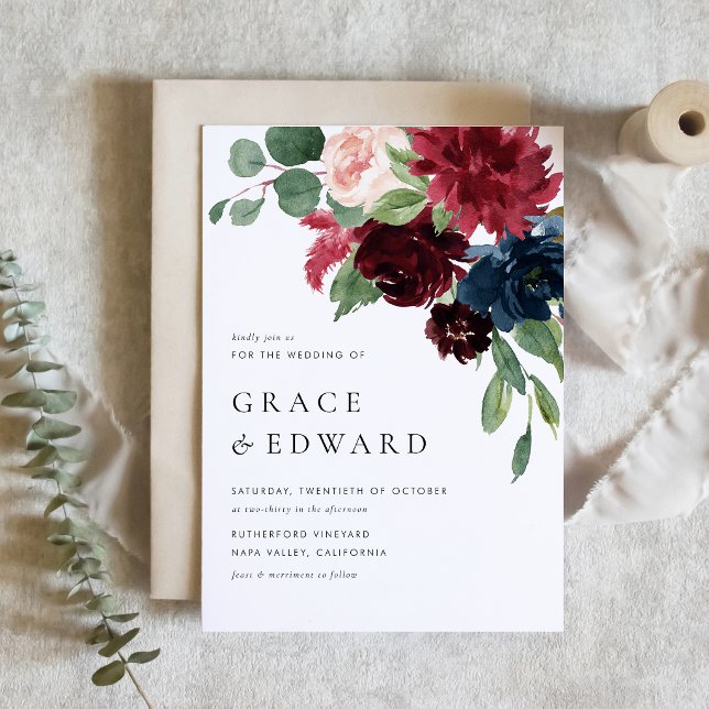 Invitation Fleurs de mariage à l'aquarelle bordeaux et bleu m (Moody botanical wedding invitation featuring watercolor burgundy red and navy blue flowers.)