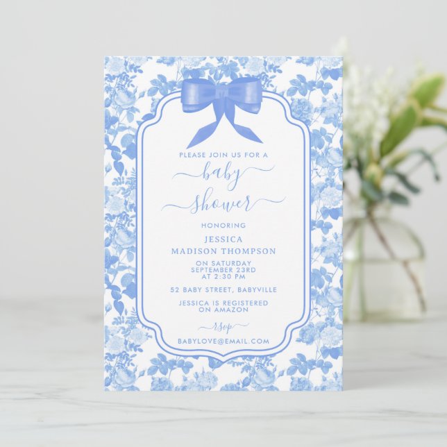 Invitation Fleurs de roses bleues et blanches Baby Shower en  (Debout devant)