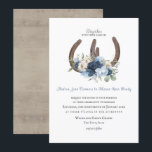 Invitation Fleurs et fer à cheval rustiques Dusty Blue<br><div class="desc">Beau bouquet bleu poussiéreux de fleurs et fer à cheval rustique faire-part de mariage avec grange de bois sur le côté arrière. Il est possible de modifier le libellé élégant et traditionnel comme il se doit.</div>