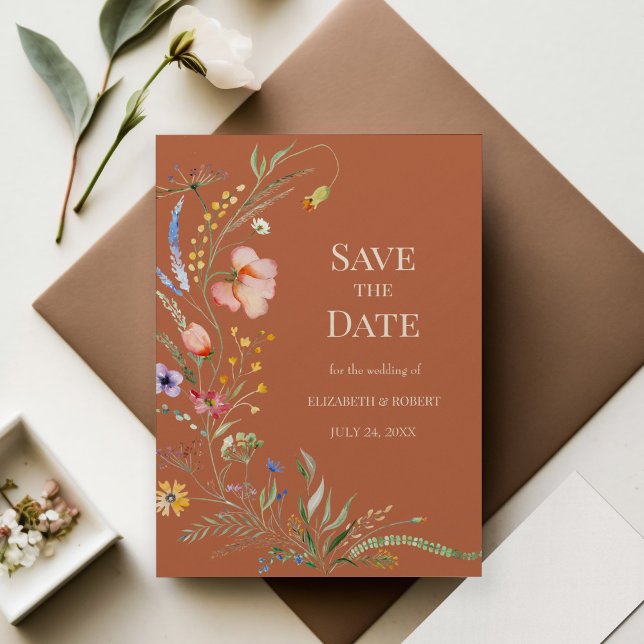 Invitation Fleurs sauvages Boho Terracotta Enregistrer La Car (Terracotta Boho Wildflowers Save The Date Card on wedding table with decoration and flowers)