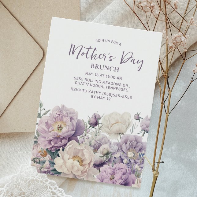 Invitation Fleurs Violettes Élégantes Brunch de la Fête des M (Elegant purple and cream-colored floral Mother's Day Brunch invitation)