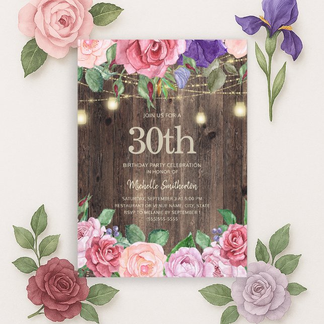 Invitation Fleurs violettes roses rustiques Lumières à cordes (Pink and purple watercolor floral and string lights on rustic wood 30th birthday party invitation)