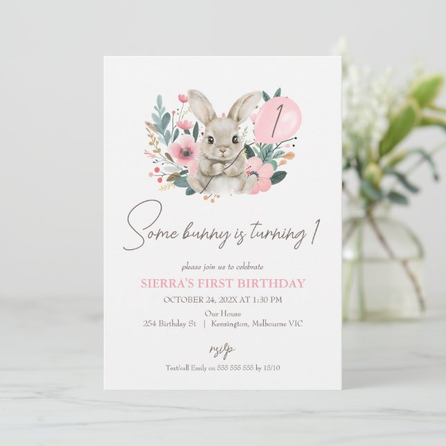 Invitation Floral Rose Un Lapin Tourne Un 1Er Anniversaire (Debout devant)