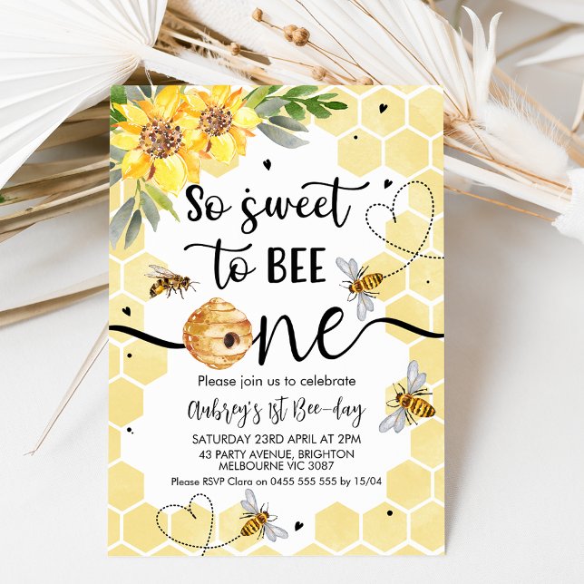 Invitation Floral tellement doux à être une abeille 1er anniv (So sweet to bee one themed first birthday invitation featuring some bees and sunflowers.)