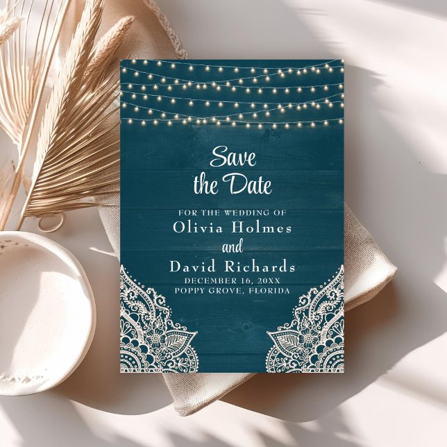 Invitation Foncé Turquoise à cordes rustiques Lumière Enregis (Dark Teal Rustic String Light Save the Date Card on boho wedding table.)