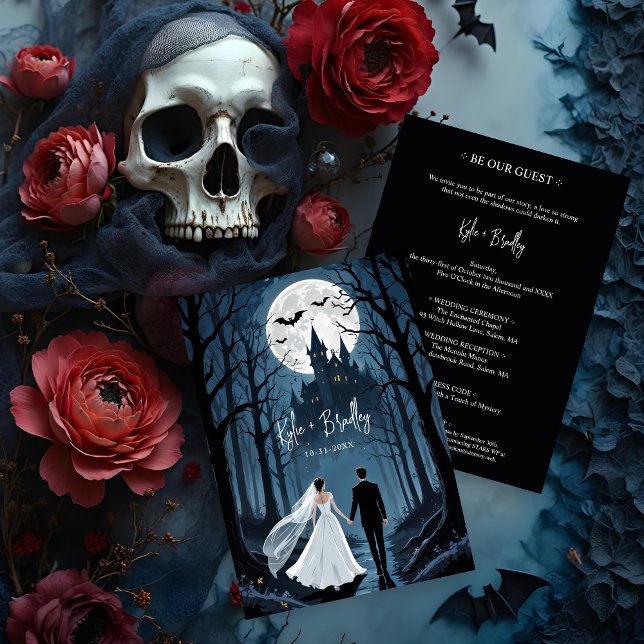 Invitation Forêt sinistre du couple mariage vers la maison (Wedding Couple in Spooky Forest Toward Haunted Castle Invitations Cards.)