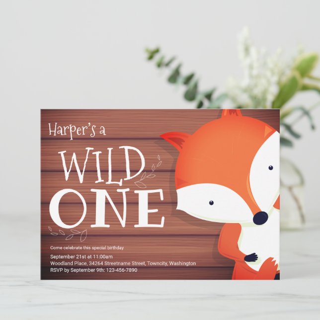 Invitation Fox Rustic Wood Wild Un premier anniversaire (Debout devant)