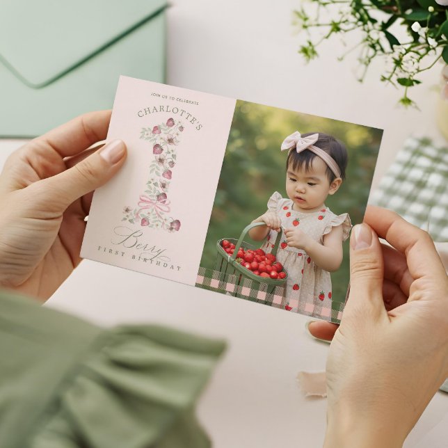 Invitation Fraise 1er anniversaire Berry Premier anniversaire (Strawberry 1st Birthday Berry First Birthday Photo Invitation)